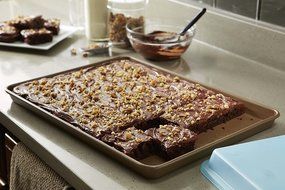 Calphalon Nonstick Bakeware Baking Sheet with Cover, Toffee N2