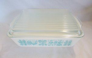 Vintage 1950s Pyrex &quot; Butterprint &quot; Turquoise on White 1 1/2 Quart Glass Refrigerator - Baking Dish w/ Lid