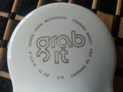 Corning Ware Beige (French White?) 15 Oz. Grab-It Heat N' Eat w/ Plastic Lid N4