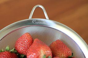 Cucinare Food Strainer Set- Premium Stainless Steel Fine Mesh Strainers, Colanders and Sifters- 3 Sizes N4