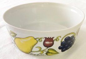 Vintage 1960's Georges Briard Ovenware Casserole Dish - Vine Yard (8" Wide)