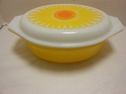 VINTAGE PYREX &quot;DAISY&quot; 2 1/2 QUART CASSEROLE