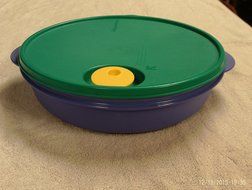 Tupperware Crystalwave Divided Dish (3) Sections Ocean Blue with Island Green Seal and Yellow Vent