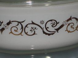 Vintage Pyrex White &amp; Gold Empire Scroll Vines Promotional 1 1/2 Quart Baking Dish Casserole w/ Lid USA N2