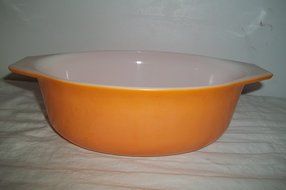 043 Orange Pyrex 1 1/2 Quart Handled Bakeware