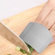 New Stainless Steel Kitchen Protector You Finger Hand Cut Vegetable Safety Tool N5