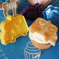 Set of 28 plastic plunger cookie cutters by Kurtzy TM N5