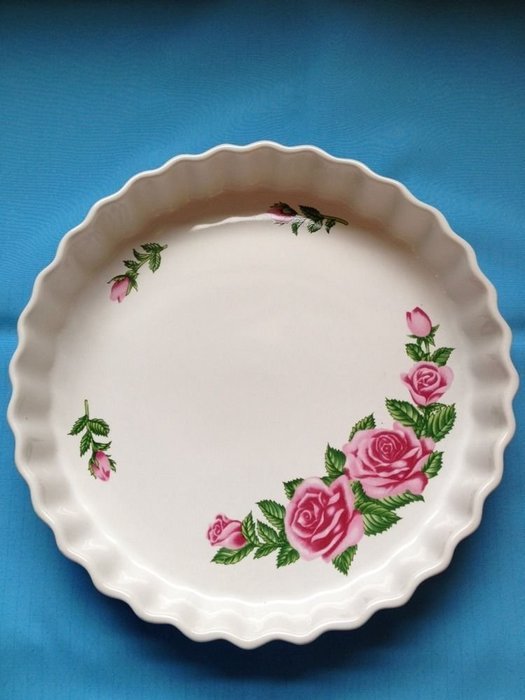 CHRISTINEHOLM White w Cabbage Rose Garland Baking Dish