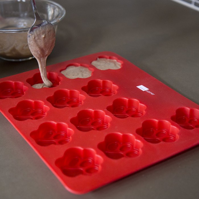 Domestic Corner Dog Bone and Paw Print Silicone Baking Pans - Set of 2 - Red N4
