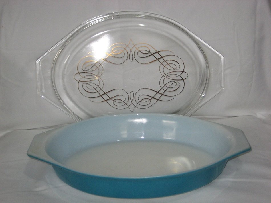 Vintage Pyrex Oval Cinderella Blue 1 1/2 Quart Casserole Baking Dish w/ Gold Scroll Lid USA