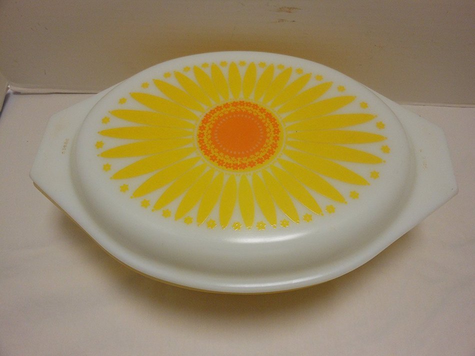 VINTAGE PYREX "DAISY" 2 1/2 QUART CASSEROLE N2