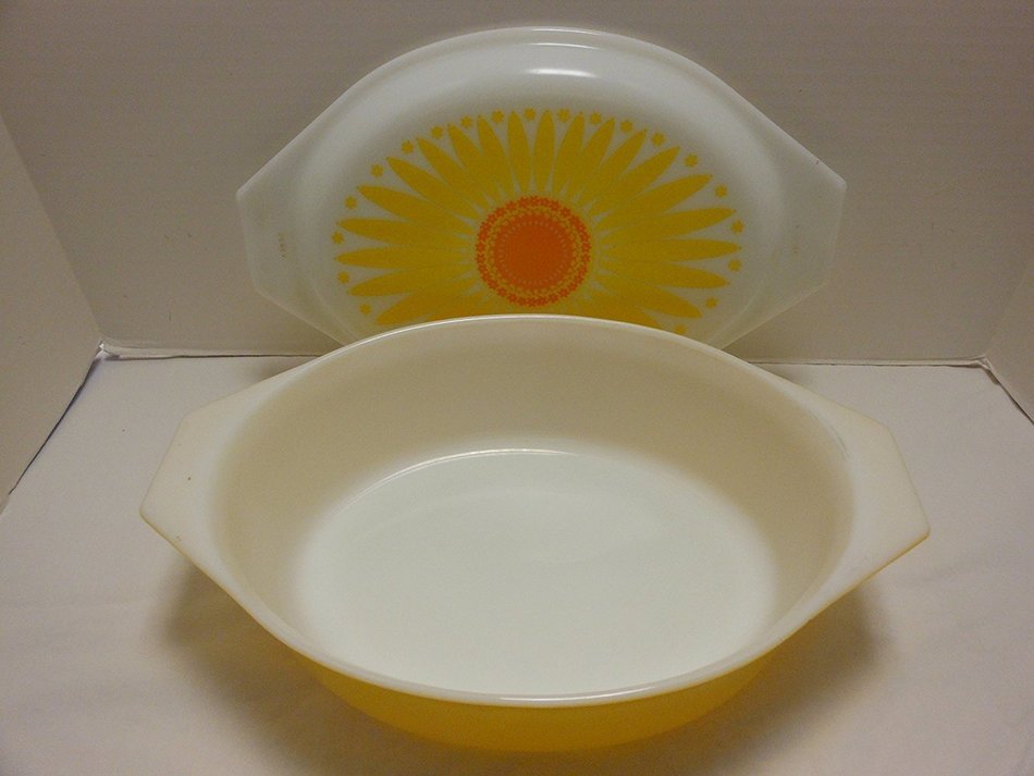 VINTAGE PYREX "DAISY" 2 1/2 QUART CASSEROLE N3
