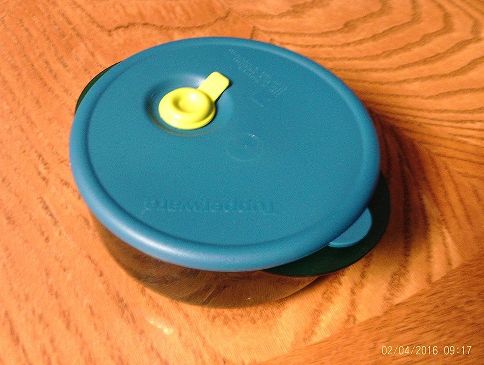 Tupperware Vent N Serve 2 1/2 cup Round Peacock with Matching Seal & Yellow Vent N2