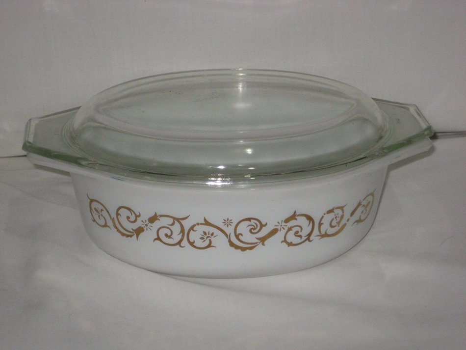 Vintage Pyrex White & Gold Empire Scroll Vines Promotional 1 1/2 Quart Baking Dish Casserole w/ Lid USA