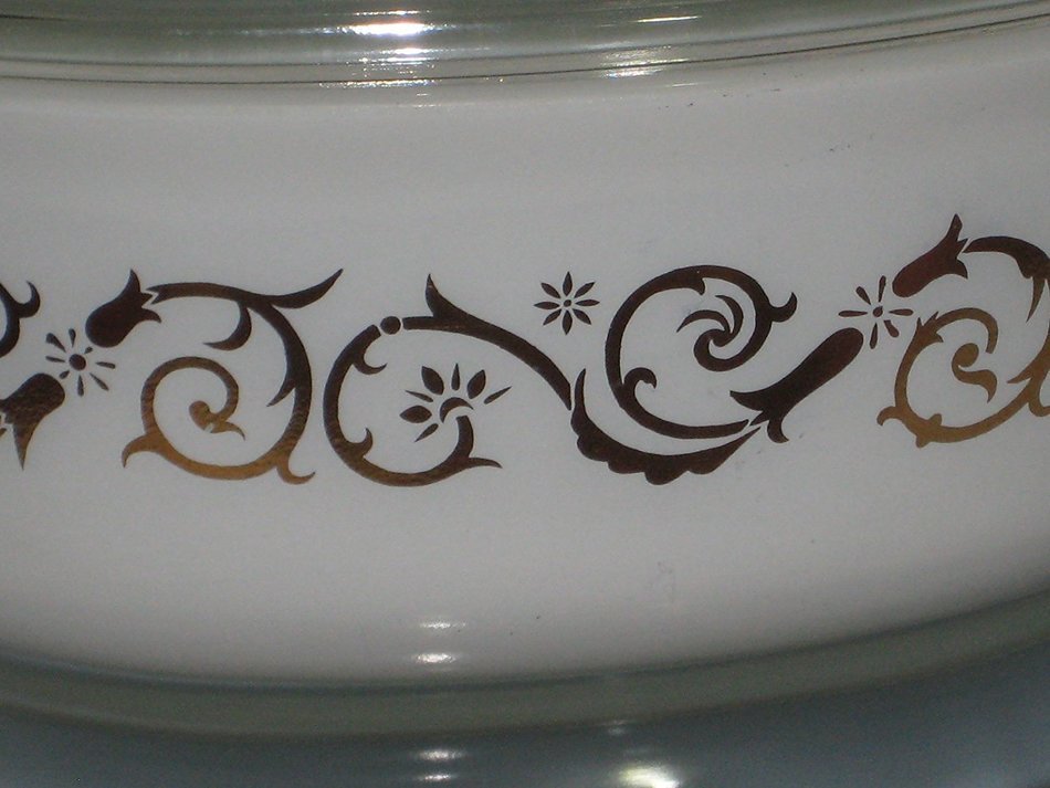 Vintage Pyrex White And Gold Empire Scroll Vines Promotional 1 1 2 Quart Baking Dish Casserole W