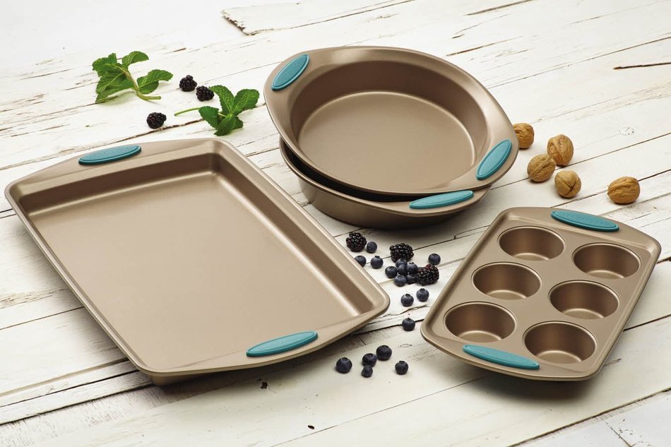 Rachael Ray Cucina 4-Piece Bakeware Set, Latte Brown with Agave Blue Handle Grips N4