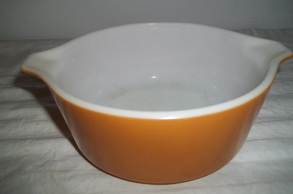 Pyrex 472, 1 1/2pint Butterscotch Handled Casserole Dish