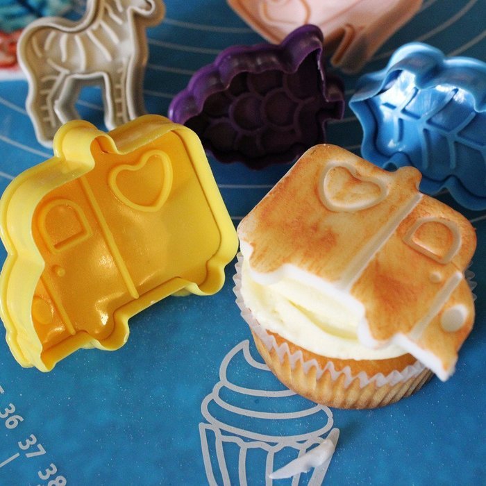 Set of 28 plastic plunger cookie cutters by Kurtzy TM N5