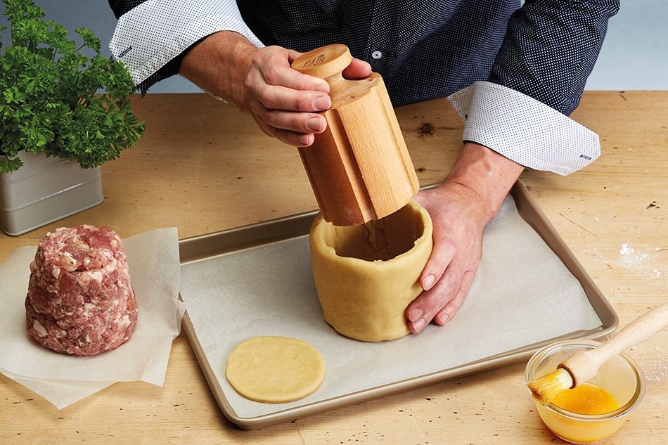 Paul Hollywood British Pork Pie Dolly Mold, Large Beechwood N5