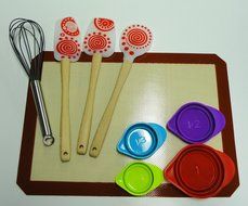 Baking set (9 piece): Set includes 3 silicone spatulas (Red), 1 nonstick silicone baking mat, 1 Silicone whisk...