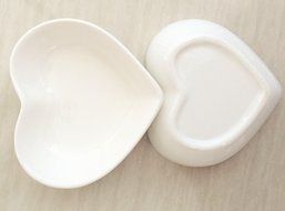 Elufly White Porcelain Mini Heart Dish 3&#039;&#039; Set of 2-8 (4) N8