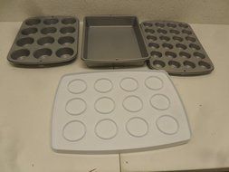 Wilton Ultimate Bake 4-Piece Mini Cupcake Cup Cake Bakeware Set OPENED
