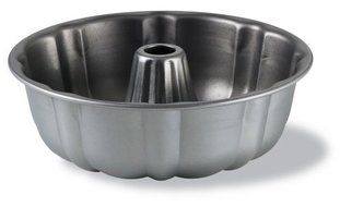 Calphalon Classic Bakeware 10-Inch Nonstick Bundt Cake Pan by Calphalon