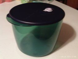 Tupperware 3 1/2 qt. Vent N Serve Round Base Mega Deep Sheer Green with Indigo Seal and Gray Vent N3