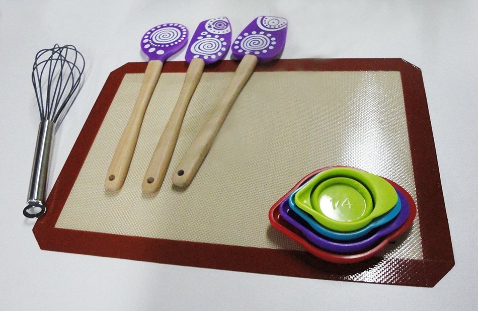 Baking set (9 piece): Set includes 3 silicone spatulas (purple), 1 nonstick silicone baking mat, 1 Silicone whisk... N4