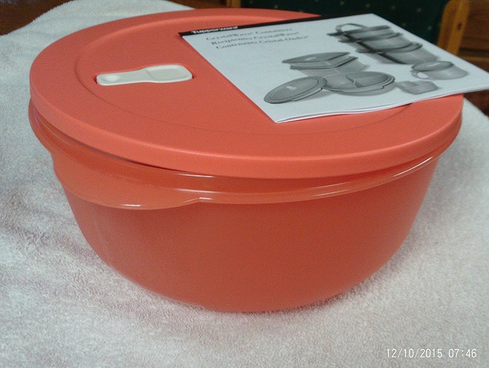 Tupperware Crystalwave 4qt Microwaveable dish Coral Crush with Sugar Vent