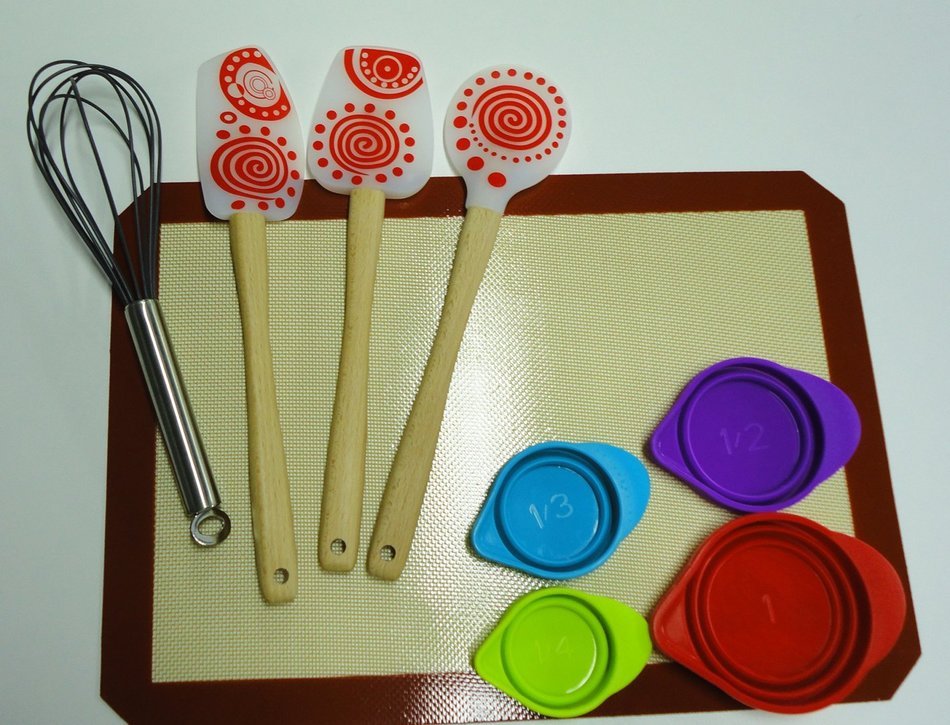 Baking set (9 piece): Set includes 3 silicone spatulas (Red), 1 nonstick silicone baking mat, 1 Silicone whisk... N3