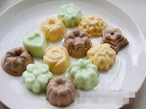 DGI MART Kitchen Party Use 12 Cavities Flowers Shape Chocolate Sugar Ice Cake Silicone Mini Cube Craft Fondant... N6