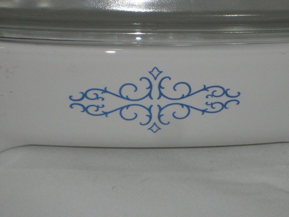 Vintage Corning Blue Scroll 9 1/2 x 9 1/2 x 2 Inch Browning Skillet Microwave / Oven Casserole Baking Dish w/... N2