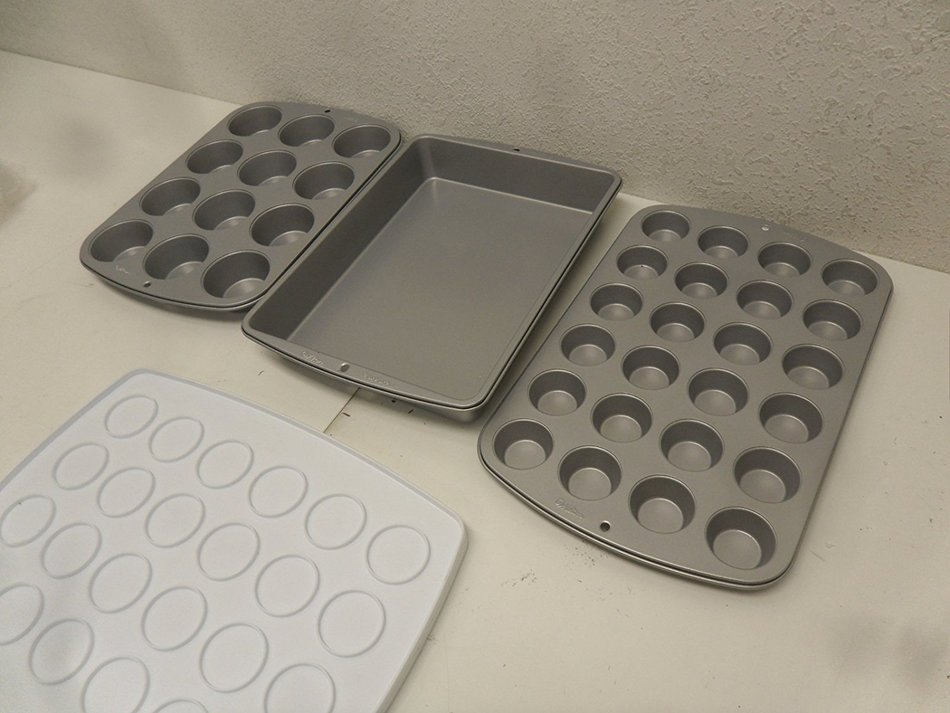 Wilton Ultimate Bake 4-Piece Mini Cupcake Cup Cake Bakeware Set OPENED N3