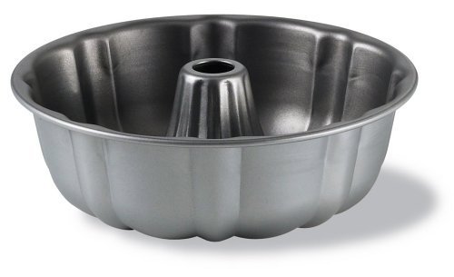 Calphalon Classic Bakeware 10-Inch Nonstick Bundt Cake Pan by Calphalon