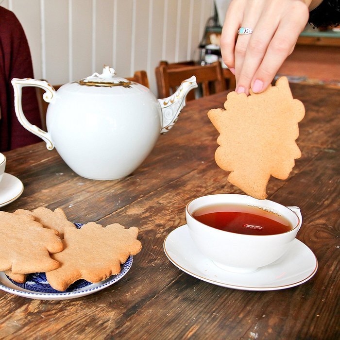 SUCK UK Tea with the Queen - Queen's Head shaped Cookie Cutter N2