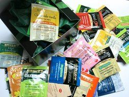 Bigelow Tea Sampler 54 Classic Flavor Assortment Tea Bags in Foil with Deliciously Rich Flavor Variations - Green... N9