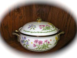 Lincoware Enamelware Wildflower Covered Pot/Casserole/Buffet Cookware (10.5" from Handle to Handle)