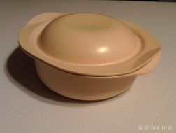 Tupperware Ovenworks 2 qt Round Casserole Dish Beige