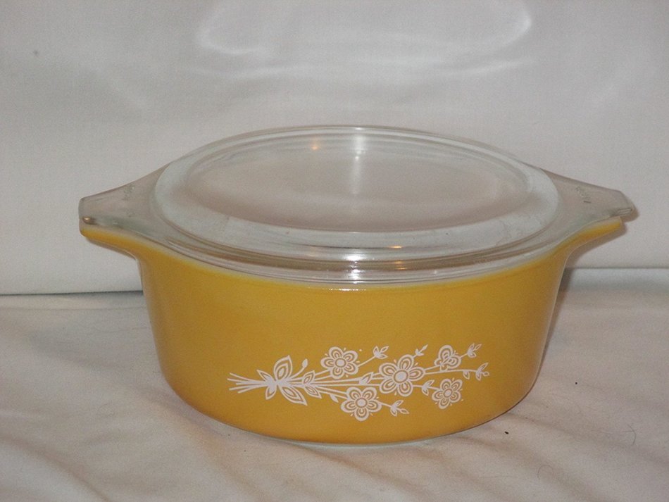 Vintage Pyrex Gold Yellow & White Butterfly Gold 700 ml Casserole Baking Dish w/ Lid