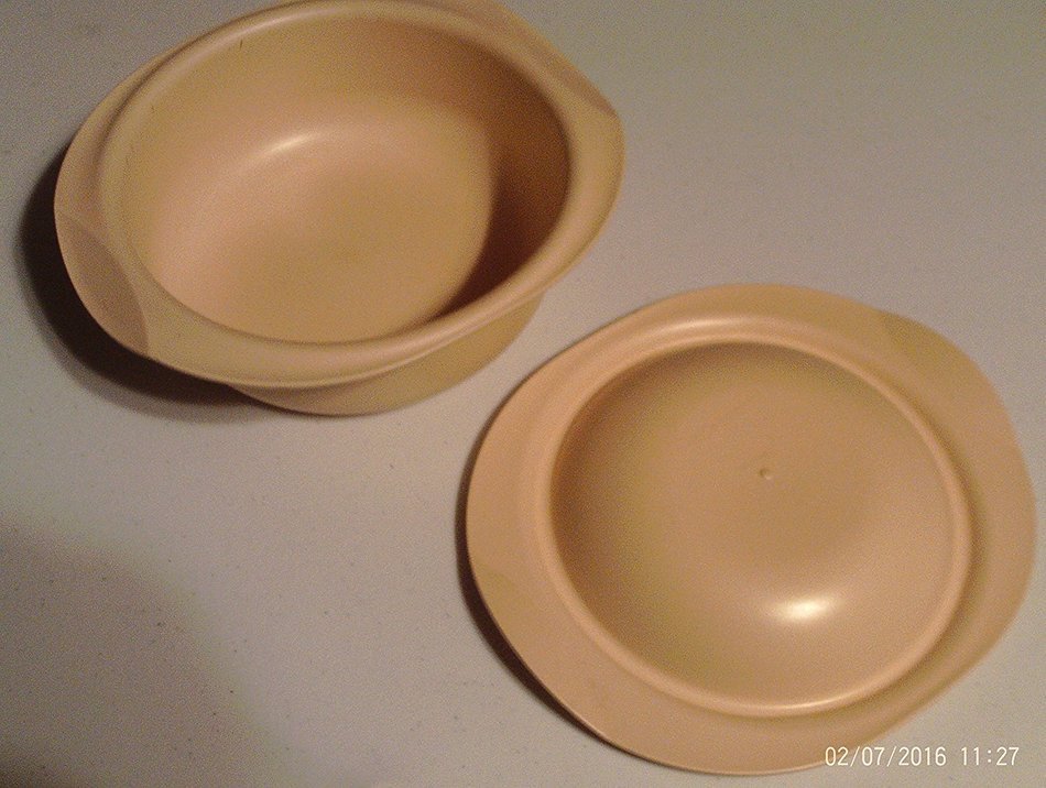 Tupperware Ovenworks 2 qt Round Casserole Dish Beige N2