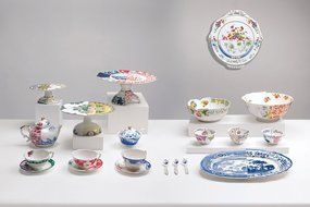 Seletti Hybrid Dorotea Round Tray - Porcelain - 13.78 Inches N2