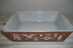 Pyrex 0503 Americana 1 1/2 Quart Baking Storage Dish