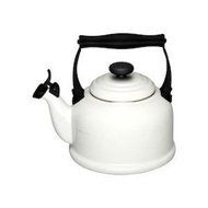 Le Creuset Brittany/Traditional Enamel on Steel Teakettle with Symphonic Whistle 2.2 qt - White.