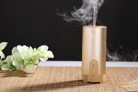 USB Vehicle-mounted Humidifier Cool Mist Humidifier with Auto Shut-off Electric Aromatherapy Essential Oil Diffuser
