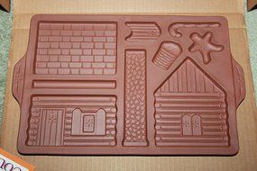 The 1996 Longaberger Pottery Gingerbread Country Cabin Mold N5