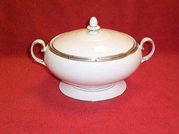 Noritake Rochelle Gold 70-Ounce Covered Vegetable Bowl