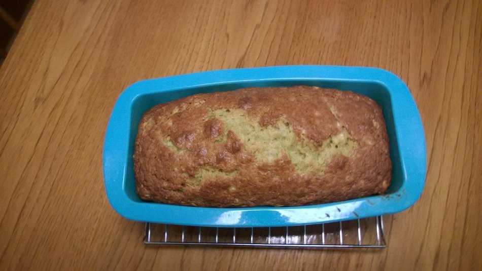 Silicone Bread Pan &ndash; 9 x 3&frac12; x 2&frac14; - Silicone Loaf Pan &ndash; Non-Stick &ndash; Bread Bakes Evenly Throughout N5