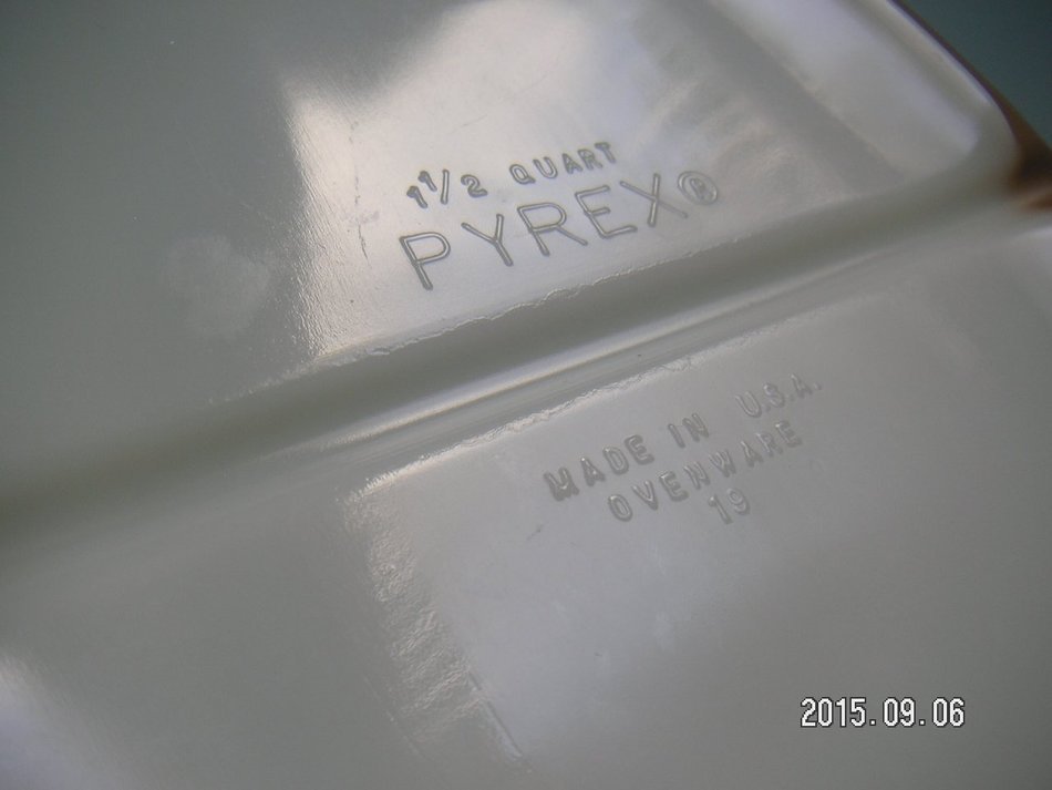 Vintage Pyrex Early American 1 1/2 Qt. Divided Casserole/Serving Dish N4