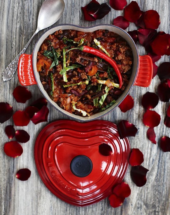 Le Creuset Enameled Cast-Iron 2-Quart Heart Casserole, Red N2